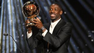 Dembelé segurando o troféu da Bola de Ouro