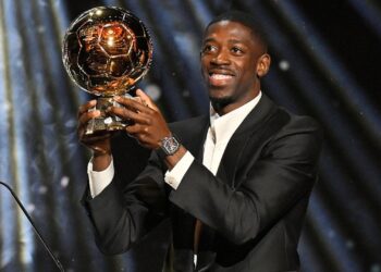 Dembelé segurando o troféu da Bola de Ouro