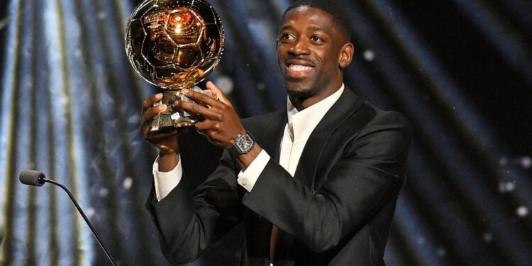 Dembelé segurando o troféu da Bola de Ouro