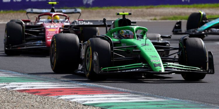 Carros de Bortoleto e Hamilton vêm brigando pela mesma parte do grid