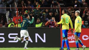 Jogadores do Brasil após gol da Bolívia