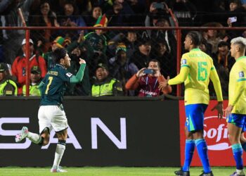 Jogadores do Brasil após gol da Bolívia