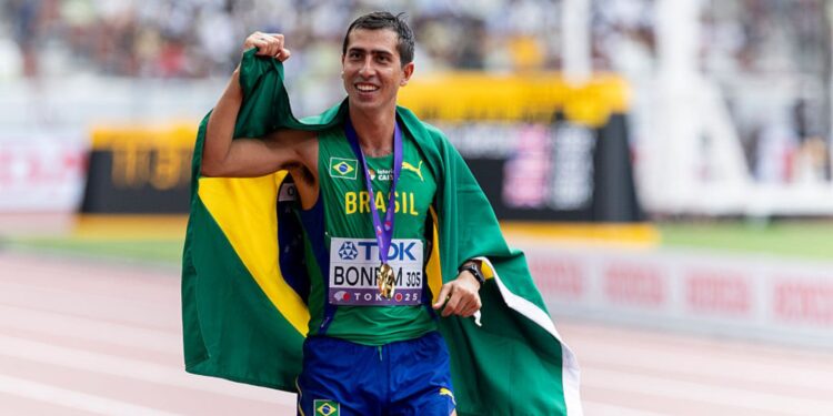 Caio Bonfim comemora título mundial em Tóquio