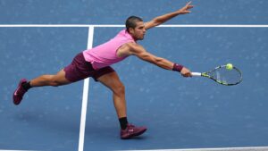 Carlos Alcaraz em ação nas quartas de final do US Open