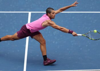 Carlos Alcaraz em ação nas quartas de final do US Open