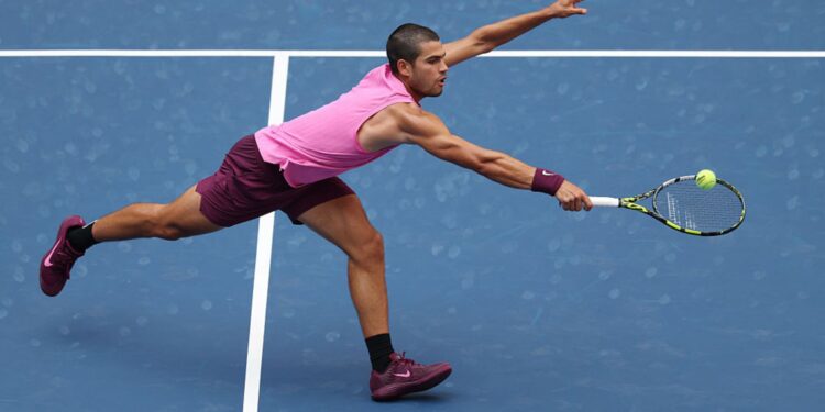 Carlos Alcaraz em ação nas quartas de final do US Open