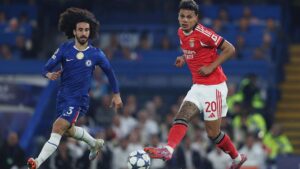 Jogadores de Chelsea e Benfica disputando bola