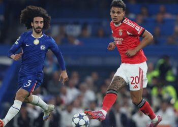 Jogadores de Chelsea e Benfica disputando bola