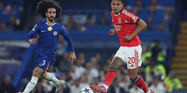 Jogadores de Chelsea e Benfica disputando bola