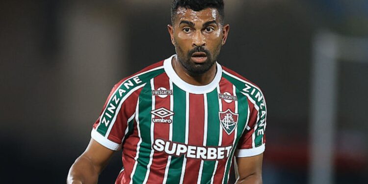 Thiago Santos durante jogo do Fluminense