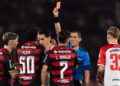 Conmebol: Gonzalo Plata recebendo cartão do árbitro