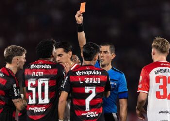 Conmebol: Gonzalo Plata recebendo cartão do árbitro