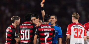Conmebol: Gonzalo Plata recebendo cartão do árbitro