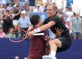 Rafael Matos e Marcelo Melo se abraçando