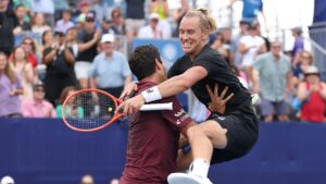 Rafael Matos e Marcelo Melo se abraçando