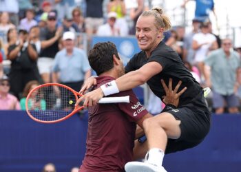 Rafael Matos e Marcelo Melo se abraçando