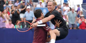 Rafael Matos e Marcelo Melo se abraçando