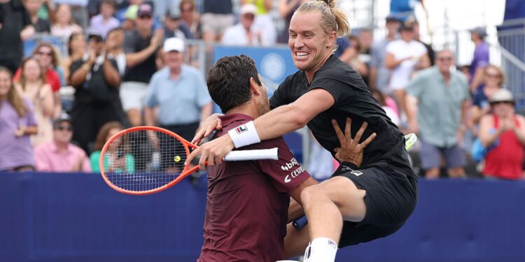 Rafael Matos e Marcelo Melo se abraçando