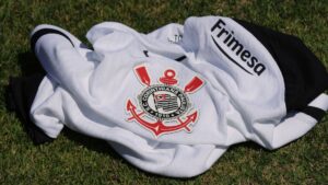 Camisa do Corinthians já com o novo patrocínio