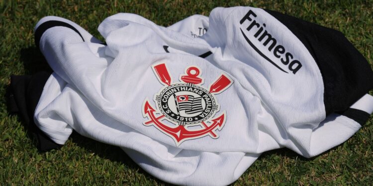Camisa do Corinthians já com o novo patrocínio