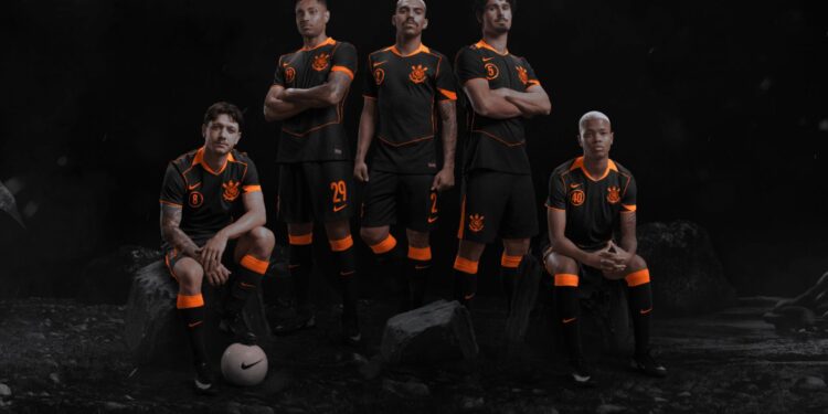 Atletas do Corinthians com nova camisa da Nike
