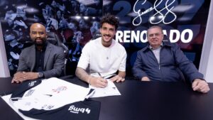 Gustavo Henrique assinando novo contrato pelo Corinthians