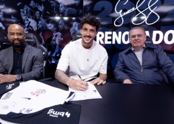 Gustavo Henrique assinando novo contrato pelo Corinthians
