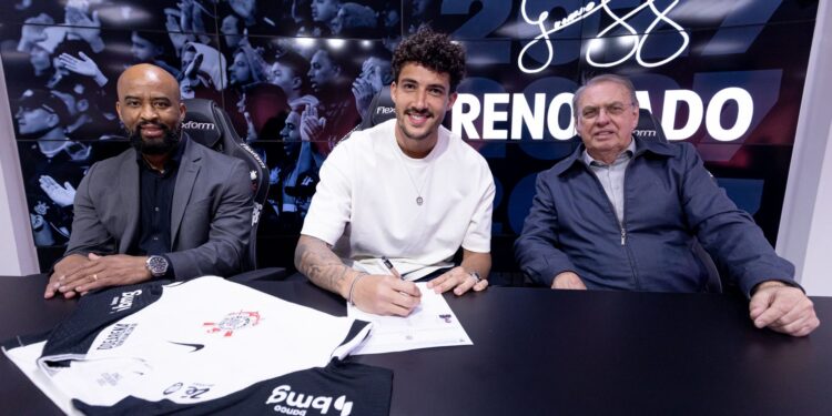 Gustavo Henrique assinando novo contrato pelo Corinthians