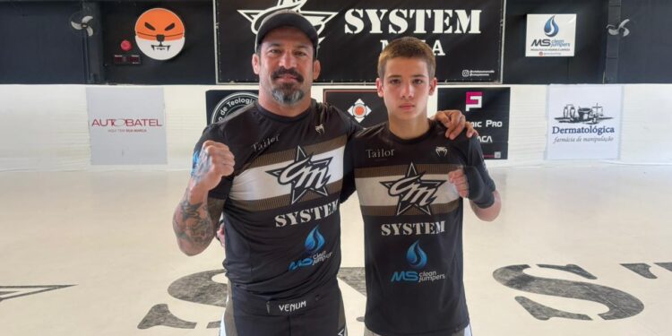 Cristiano ao lado do filho Enzo: reta final de preparação para estreia no boxe amador — Foto: Divulgação