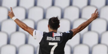 Quantos meses um professor tem que trabalhar para receber o salário do CR7