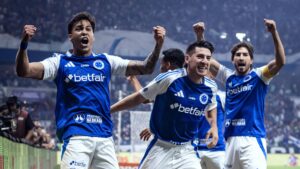 Jogadores do Cruzeiro comemorando gol de Kaio Jorge