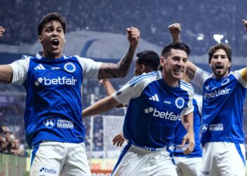 Jogadores do Cruzeiro comemorando gol de Kaio Jorge