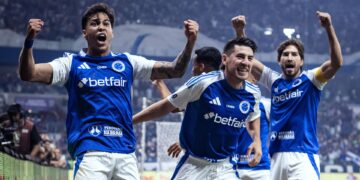 Jogadores do Cruzeiro comemorando gol de Kaio Jorge