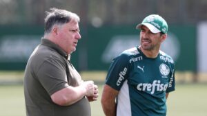 Diretor Anderson Barros ao lado do técnico Abel Ferreira