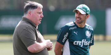 Diretor Anderson Barros ao lado do técnico Abel Ferreira