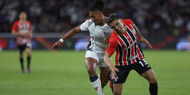 Enzo Díaz no jogo de ida da Copa Libertadores contra a LDU