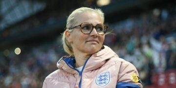 Ela foi eleita a melhor técnica de futebol do mundo com inteligência e coragem