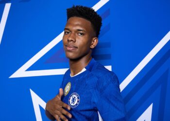 Estevão com a camisa do Chelsea