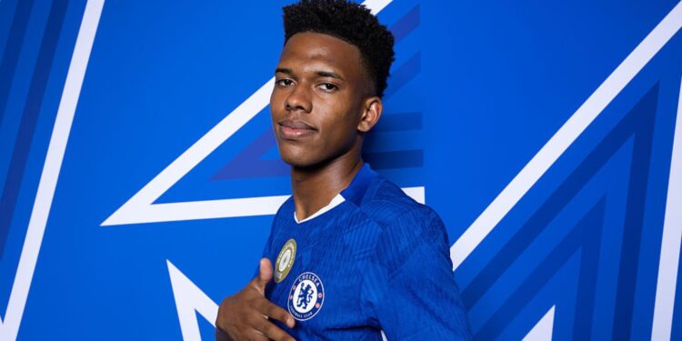 Estevão com a camisa do Chelsea