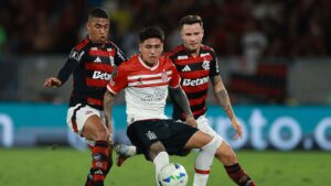 Lance do jogo de ida entre Estudiantes x Flamengo