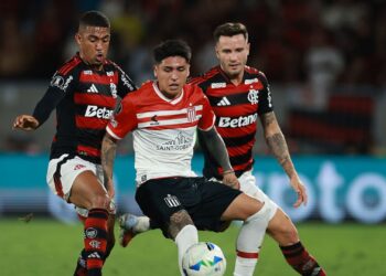 Lance do jogo de ida entre Estudiantes x Flamengo