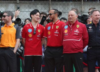 Chefe da Ferrari, Frederic Vasseur ao lado de Lewis Hamilton