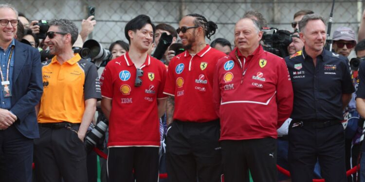 Chefe da Ferrari, Frederic Vasseur ao lado de Lewis Hamilton