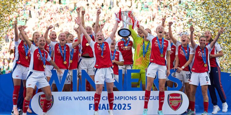 Fifa: Jogadores do Arsenal comemorando título da Champions League