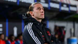 Filipe Luís em jogo contra o Estudiantes