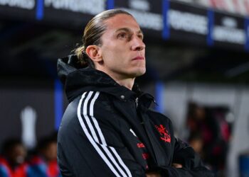 Filipe Luís em jogo contra o Estudiantes