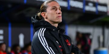 Filipe Luís em jogo contra o Estudiantes