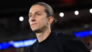 Flamengo x Estudiantes é marcado por polêmicas na arbitragem.