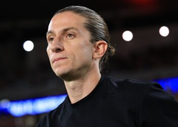 Flamengo x Estudiantes é marcado por polêmicas na arbitragem.