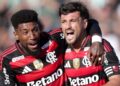 Arrascaeta e Emerson Royal comemorando gol do Flamengo